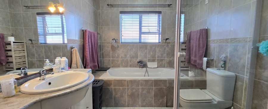 4 Bedroom Property for Sale in Franskraal Western Cape